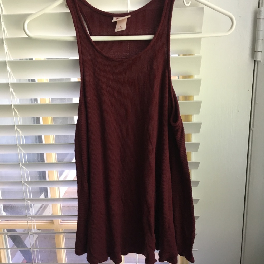 Women’s maroon tank top